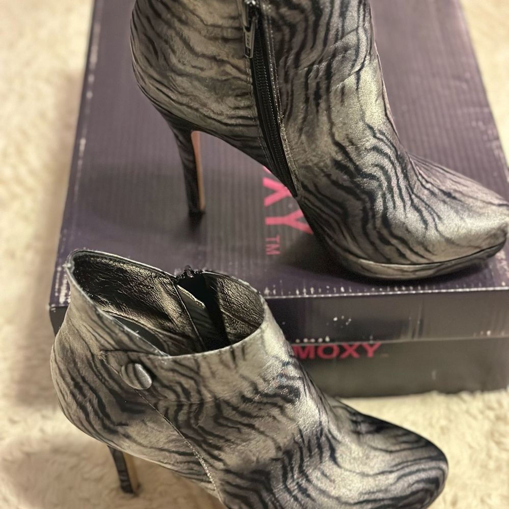 Mojo Moxy Women’s Black and Gray Ankle Boots